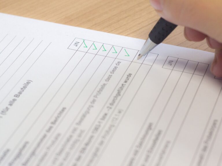 Checkliste zur sicheren Vergabe von Glasfassadenreinigung an Fachbetriebe