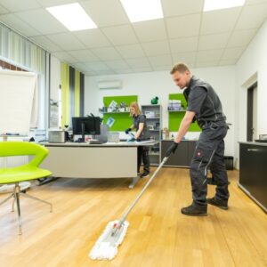 Fachkraft der Gebäudereinigung bei der Arbeit – geregelt durch Kollektivvertrag für Arbeiter_innen in Österreich
