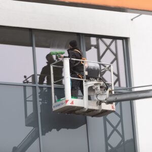 Ob Bürohochhaus oder moderner Wohnbau: Glasfassaden prägen das Stadtbild. Doch ihre Reinigung ist technisch komplex, sicherheitsrelevant und nur speziell ausgebildeten Gebäudereinigern vorbehalten. Warum hier Hausbetreuer nichts verloren haben, zeigt dieser Beitrag.