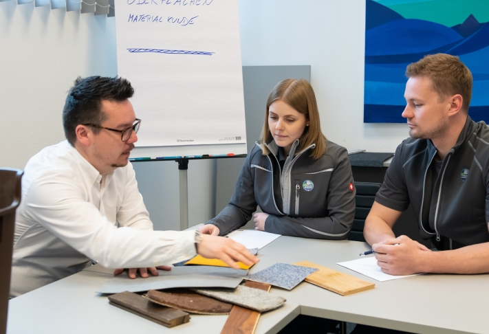 Lehrling in der Gebäudereinigung beim Training – Ausbildung durch Lehrvertrag im dualen System