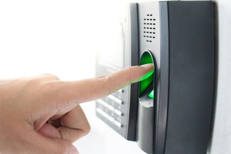 Reinigungskraft scannt Arbeitsbeginn mit Zeiterfassungsgerät – Darstellung moderner Arbeitszeiterfassung in der Gebäudereinigung