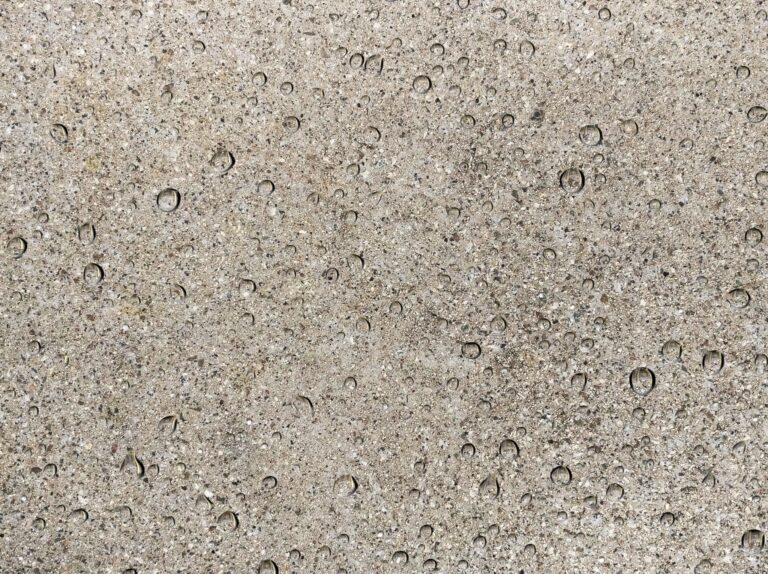 Hydrophobierte Sandsteinoberfläche in Salzburg – Tropfenperleffekt nach Silan-Siloxan-Imprägnierung