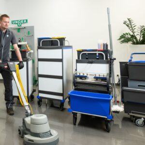 Reinigung von Feinsteinzeug mit Einscheibenmaschine