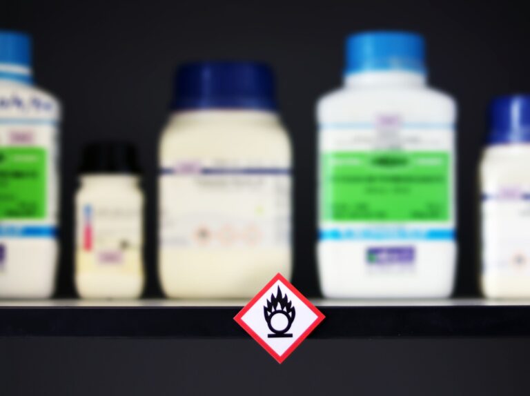 Chemikalienlager Gebäudereinigung mit GHS-Kennzeichnung, Dosierhilfen und persönlicher Schutzausrüstung