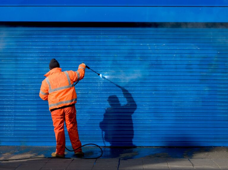 Materialverträgliche Graffitientfernung auf pulverbeschichtetem Metall
