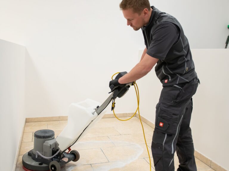 Probefläche Steinboden mit dokumentierter Einwirkzeit und mechanischer Unterstützung