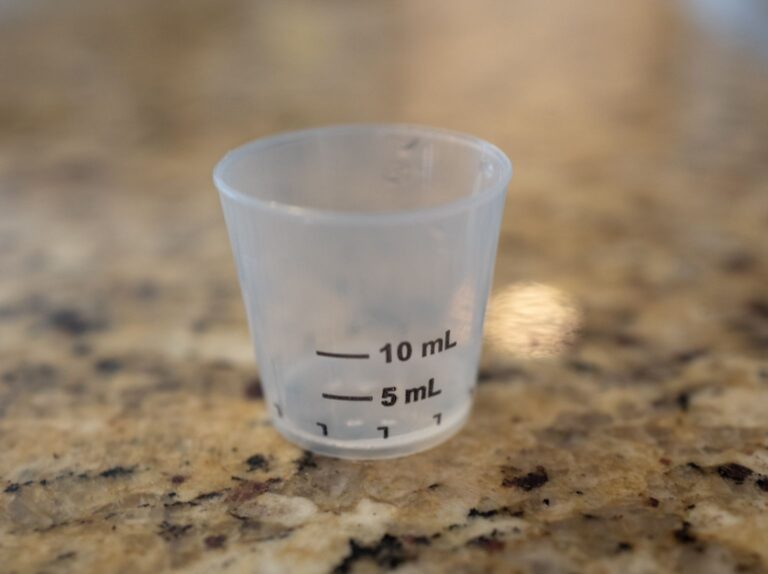 Exakte Dosierung von Reinigungsmitteln in einer professionellen Dosierstation für Gebäudereinigung