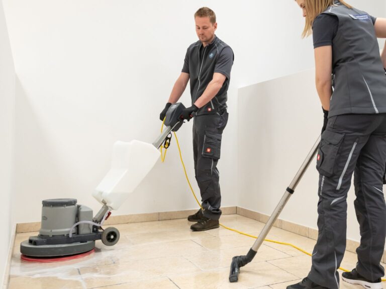 Fachgerechter Auftrag einer Bodenpflege mit Einscheibenmaschine durch Gebäudereiniger