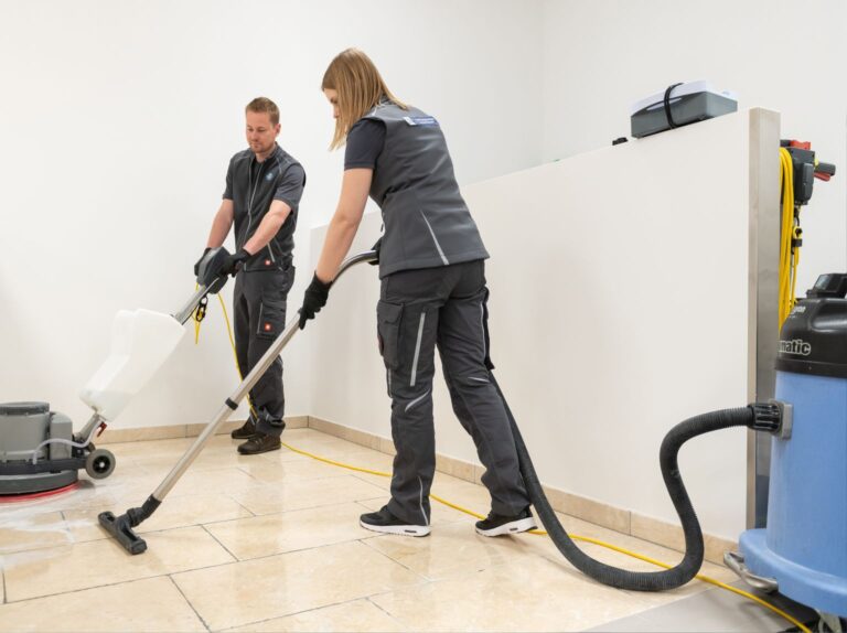 Professioneller Wassersauger entfernt Schmutzflotte nach maschineller Reinigung