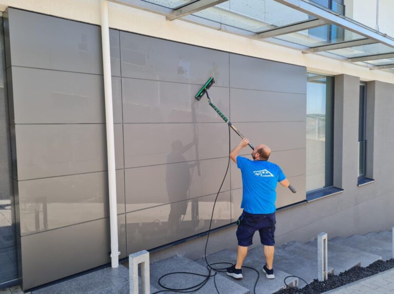 Professionelle Gebäudereinigung von Glas und Fassade im Frühjahr zur Werterhaltung von Wohnanlagen und Häusern