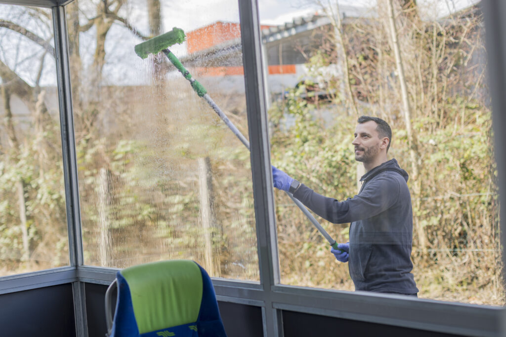 Professionelle Glas- und Verkehrsmittelreinigung in der Ausbildung am WIFI Salzburg